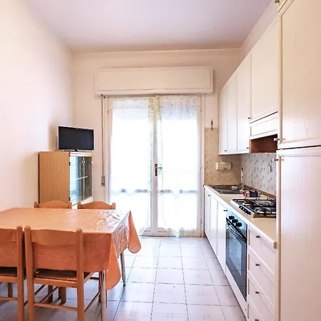 3-zimmer-fewo, Erdgeschoss, Zentrale Lage Mit Privatem Gefliestem Garden, Parkplatz * Lido delle Nazioni
