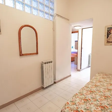 דירה 3-zimmer-fewo, Erdgeschoss, Zentrale Lage Mit Privatem Gefliestem Garden, Parkplatz
