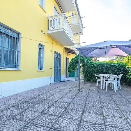 דירה 3-zimmer-fewo, Erdgeschoss, Zentrale Lage Mit Privatem Gefliestem Garden, Parkplatz *